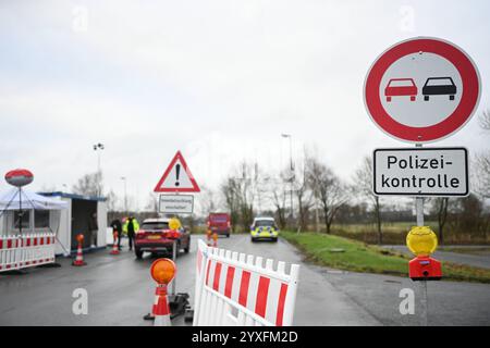 Bundespolizei kontrolliert den Einreiseverkhr nach Deutschland. Blick auf den Kontrollpunkt der Bundespolizei. Auf der deutschen Seite der Grenze wird bereits seit Mitte September kontrolliert - seit ein paar Tagen wird nun auch auf der niederländischen Seite entsprechend kontrolliert. Bunde Niedersachsen Deutschlan *** Bundespolizeikontrolle Einreise nach Deutschland Ansicht der Bundespolizeikontrollstelle Kontrollen werden seit Mitte September auf deutscher Seite durchgeführt und seit einigen Tagen auch auf niederländischer Seite durchgeführt Bunde Niedersachsen Deutschlan Copyright: Xdiebildwer Stockfoto