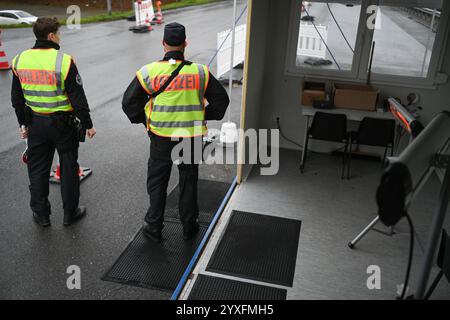 Bundespolizei kontrolliert den Einreiseverkhr nach Deutschland. Blick auf den Kontrollpunkt der Bundespolizei. Auf der deutschen Seite der Grenze wird bereits seit Mitte September kontrolliert - seit ein paar Tagen wird nun auch auf der niederländischen Seite entsprechend kontrolliert. Bunde Niedersachsen Deutschlan *** Bundespolizeikontrolle Einreise nach Deutschland Ansicht der Bundespolizeikontrollstelle Kontrollen werden seit Mitte September auf deutscher Seite durchgeführt und seit einigen Tagen auch auf niederländischer Seite durchgeführt Bunde Niedersachsen Deutschlan Copyright: Xdiebildwer Stockfoto