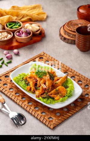 Udang saus telur asin oder gebratene Garnelen mit Salzen und Curryblättern auf weißem Teller Stockfoto