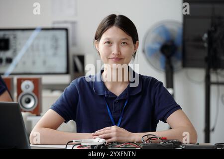 Porträt einer asiatischen Frau, die am Electronics Project arbeitet Stockfoto