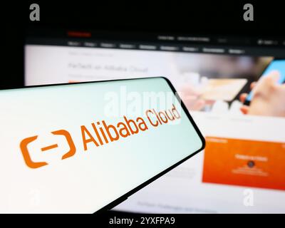 In dieser Abbildung ist ein Smartphone mit dem Logo des chinesischen Computerunternehmens Alibaba Cloud vor der Business-Website zu sehen. Stockfoto