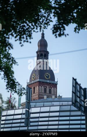 Die berühmte Kuppel der Rigaer Kathedrale in Riga, Lettland, eingerahmt von üppigen grünen Ästen. Stockfoto