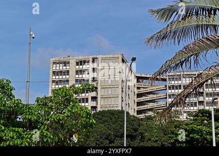 RIO DE JANEIRO, BRASILIEN - 13. Dezember 2024: Fassadendetail der Gebäude der Staatlichen Universität Rio de Janeiro UERJ Stockfoto