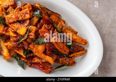 Terong-Goreng oder gebratene Auberginen mit getrockneten Garnelen und Sambal. Stockfoto