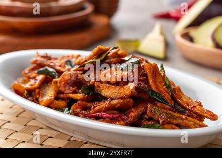 Terong-Goreng oder gebratene Auberginen mit getrockneten Garnelen und Sambal. Stockfoto