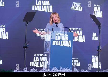 Rom, Italien. Dezember 2024. Die italienische Premierministerin Giorgia Meloni spricht bei der italienischen Partei Fratelli d’Italia Atreju 2024 im Circo Massimo in Rom. (Foto: Paolo Pizzi/Pacific Press) Credit: Pacific Press Media Production Corp./Alamy Live News Stockfoto