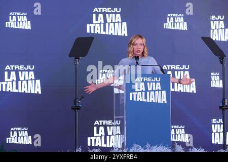 Rom, Italien. Dezember 2024. Die italienische Premierministerin Giorgia Meloni spricht bei der italienischen Partei Fratelli d’Italia Atreju 2024 im Circo Massimo in Rom. (Foto: Paolo Pizzi/Pacific Press) Credit: Pacific Press Media Production Corp./Alamy Live News Stockfoto