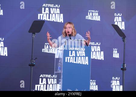 Rom, Italien. Dezember 2024. Die italienische Premierministerin Giorgia Meloni spricht bei der italienischen Partei Fratelli d’Italia Atreju 2024 im Circo Massimo in Rom. (Foto: Paolo Pizzi/Pacific Press) Credit: Pacific Press Media Production Corp./Alamy Live News Stockfoto