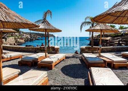 Rhodos, Griechenland 7. Juli 2024: Strand in den Thermalquellen Kallithea (Terme Kalithea) auf Rhodos, Griechenland. Schwimmen ist eine beliebte Attraktion am Vormittag Stockfoto