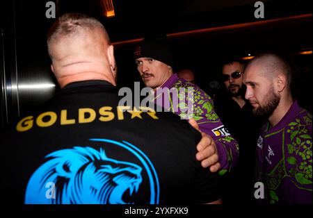 Oleksandr Usyk kommt im Hilton Hotel in Riad an. Tyson Fury und Oleksandr Usyk treten am Samstag in Saudi-Arabien bei einem Zusammenprall der WBA-, WBC- und WBO-Weltmeistertitel in der Riad’s Kingdom Arena an. Bilddatum: Montag, 16. Dezember 2024. Stockfoto