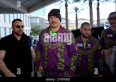 Oleksandr Usyk kommt im Hilton Hotel in Riad an. Tyson Fury und Oleksandr Usyk treten am Samstag in Saudi-Arabien bei einem Zusammenprall der WBA-, WBC- und WBO-Weltmeistertitel in der Riad’s Kingdom Arena an. Bilddatum: Montag, 16. Dezember 2024. Stockfoto