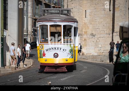 Lissabon, Portugal - 8. September 2024: Die Straßenbahn 28 ist vielleicht die beliebteste und bekannteste Straßenbahnlinie in Lissabon Stockfoto