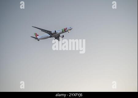 Lissabon, Portugal - 10. September 2024 : Ein kommerzielles Flugzeug stürzt durch die ruhige Abendatmosphäre bei Sonnenuntergang ab. Stockfoto