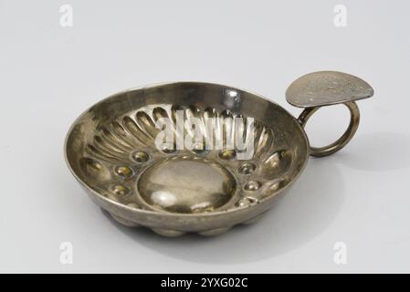 Den Helder, Niederlande. Dezember 2024. Ein versilberter Tastevin, ein Werkzeug eines Sommeliers. Hochwertige Fotos Stockfoto