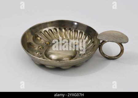 Den Helder, Niederlande. Dezember 2024. Ein versilberter Tastevin, ein Werkzeug eines Sommeliers. Hochwertige Fotos Stockfoto