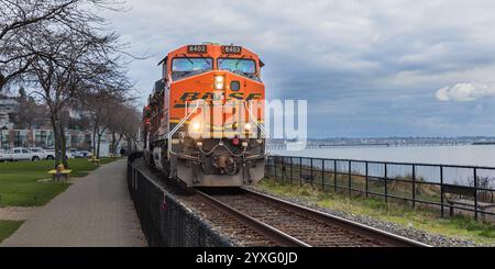 Burlington Northern Santa Fe. Der BNSF-Lokomotivzug führt durch British Columbia White Rock. Frachttransportunternehmen in Nordamerika. Whit Stockfoto