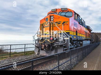 Burlington Northern Santa Fe. Der BNSF-Lokomotivzug führt durch British Columbia White Rock. Frachttransportunternehmen in Nordamerika. Whit Stockfoto