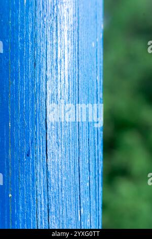 Nahaufnahme von einem grünen Holzpfahl auf dem Spielplatz mit verschwommenem grünem Hintergrund Stockfoto