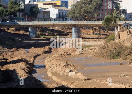 Paiporta, Valencia, Spanien, 16. Dezember Blick auf die Schlucht Poyo 48 Tage nach den Überschwemmungen in l'Horta Sud, Valencia, am 29. Oktober. Kredit: Eduardo Ripoll Kredit: Eduardo Ripoll Vidal/Alamy Live News Stockfoto