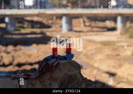 Paiporta, Valencia, Spanien, 16. Dezember Ein Altar mit einer Jungfrau und Kerzen am Rande der Schlucht Poyo in der Stadt Paiporta, 48 Tage nach den Überschwemmungen in l'Horta Sud, Valencia, am 29. Oktober. Kredit: Eduardo Ripoll Kredit: Eduardo Ripoll Vidal/Alamy Live News Stockfoto