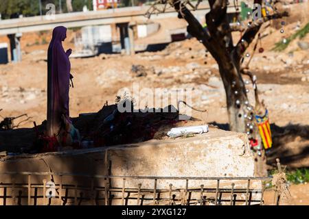 Paiporta, Valencia, Spanien, 16. Dezember Ein Altar mit einer Jungfrau und Kerzen am Rande der Schlucht Poyo in der Stadt Paiporta, 48 Tage nach den Überschwemmungen in l'Horta Sud, Valencia, am 29. Oktober. Kredit: Eduardo Ripoll Kredit: Eduardo Ripoll Vidal/Alamy Live News Stockfoto