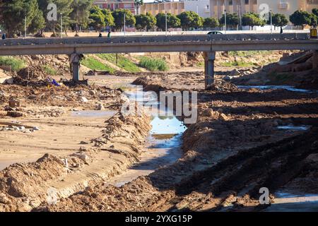 Paiporta, Valencia, Spanien, 16. Dezember Blick auf die Schlucht Poyo 48 Tage nach den Überschwemmungen in l'Horta Sud, Valencia, am 29. Oktober. Kredit: Eduardo Ripoll Kredit: Eduardo Ripoll Vidal/Alamy Live News Stockfoto