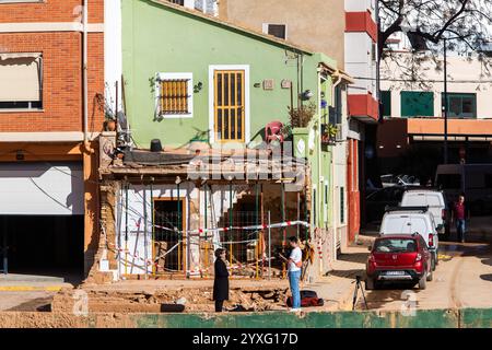 Paiporta, Valencia, Spanien, 16. Dezember Ein Haus wurde 48 Tage nach den Überschwemmungen in l'Horta Sud, Valencia, am 29. Oktober schwer beschädigt. Kredit: Eduardo Ripoll Kredit: Eduardo Ripoll Vidal/Alamy Live News Stockfoto