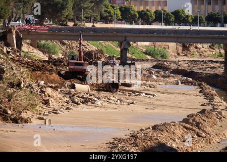 Paiporta, Valencia, Spanien, 16. Dezember Blick auf die Schlucht Poyo 48 Tage nach den Überschwemmungen in l'Horta Sud, Valencia, am 29. Oktober. Kredit: Eduardo Ripoll Kredit: Eduardo Ripoll Vidal/Alamy Live News Stockfoto