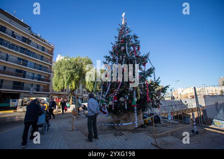 Paiporta, Valencia, Spanien, 16. Dezember Ein Weihnachtsbaum im Zentrum von Paiporta 48 Tage nach den Überschwemmungen in l'Horta Sud, Valencia, am 29. Oktober. Kredit: Eduardo Ripoll Kredit: Eduardo Ripoll Vidal/Alamy Live News Stockfoto