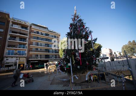 Paiporta, Valencia, Spanien, 16. Dezember Ein Weihnachtsbaum im Zentrum von Paiporta 48 Tage nach den Überschwemmungen in l'Horta Sud, Valencia, am 29. Oktober. Kredit: Eduardo Ripoll Kredit: Eduardo Ripoll Vidal/Alamy Live News Stockfoto