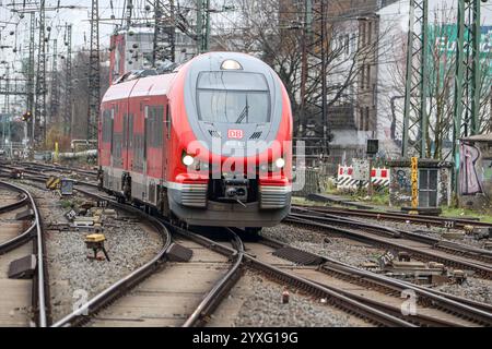 Fahrplanwechsel bei der Bahn: Geringer Nahverkehr - Verkehrsverbünde dünnen Fahrplan aus Eisenbahnverkehr in Dortmund HBF. Regionalbahn Zug der Deutschen Bahn, D-Regio. Triebwagen der Baureihe 632 Pesa Link Dortmund, Nordrhein-Westfalen, DEU, Deutschland, 15.12.2024 *** Bahnfahrplanwechsel weniger Nahverkehr Verkehrsverbände dünnen Fahrplan Bahnverkehr in Dortmund HBF Regionalzug Deutsche Bahn, D Regio-Baureihe 632 Pesa-Triebwagen Link Dortmund, Nordrhein-Westfalen, DEU, Deutschland, 15 12 2024 Stockfoto