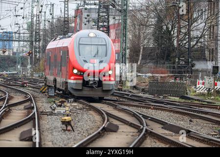 Fahrplanwechsel bei der Bahn: Geringer Nahverkehr - Verkehrsverbünde dünnen Fahrplan aus Eisenbahnverkehr in Dortmund HBF. Regionalbahn Zug der Deutschen Bahn, D-Regio. Triebwagen der Baureihe 632 Pesa Link Dortmund, Nordrhein-Westfalen, DEU, Deutschland, 15.12.2024 *** Bahnfahrplanwechsel weniger Nahverkehr Verkehrsverbände dünnen Fahrplan Bahnverkehr in Dortmund HBF Regionalzug Deutsche Bahn, D Regio-Baureihe 632 Pesa-Triebwagen Link Dortmund, Nordrhein-Westfalen, DEU, Deutschland, 15 12 2024 Stockfoto