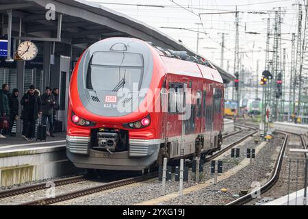 Fahrplanwechsel bei der Bahn: Geringer Nahverkehr - Verkehrsverbünde dünnen Fahrplan aus Eisenbahnverkehr in Dortmund HBF. Regionalbahn Zug der Deutschen Bahn, D-Regio. Triebwagen der Baureihe 632 Pesa Link Dortmund, Nordrhein-Westfalen, DEU, Deutschland, 15.12.2024 *** Bahnfahrplanwechsel weniger Nahverkehr Verkehrsverbände dünnen Fahrplan Bahnverkehr in Dortmund HBF Regionalzug Deutsche Bahn, D Regio-Baureihe 632 Pesa-Triebwagen Link Dortmund, Nordrhein-Westfalen, DEU, Deutschland, 15 12 2024 Stockfoto