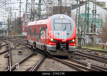 Fahrplanwechsel bei der Bahn: Geringer Nahverkehr - Verkehrsverbünde dünnen Fahrplan aus Eisenbahnverkehr in Dortmund HBF. Regionalbahn Zug der Deutschen Bahn, D-Regio. Triebwagen der Baureihe 632 Pesa Link Dortmund, Nordrhein-Westfalen, DEU, Deutschland, 15.12.2024 *** Bahnfahrplanwechsel weniger Nahverkehr Verkehrsverbände dünnen Fahrplan Bahnverkehr in Dortmund HBF Regionalzug Deutsche Bahn, D Regio-Baureihe 632 Pesa-Triebwagen Link Dortmund, Nordrhein-Westfalen, DEU, Deutschland, 15 12 2024 Stockfoto