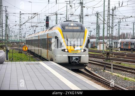 Fahrplanwechsel bei der Bahn: Geringer Nahverkehr - Verkehrsverbünde dünnen Fahrplan aus Eisenbahnverkehr in Dortmund HBF. RegionalExpress Zug der Eurobahn. RE3 Rhein-Emscher-Express auf der Strecke Düsseldorf - Hamm. Triebwagen vom Typ Stadler Flirt. Dortmund, Nordrhein-Westfalen, DEU, Deutschland, 15.12.2024 *** Bahnfahrplanwechsel weniger Nahverkehr Verkehrsverbände dünnen Fahrplan aus Bahnverkehr im Dortmunder Hauptbahnhof Regionalexpress der Eurobahn RE3 Rhein Emscher Express auf der Düsseldorfer Hamm-Strecke werden Stadler Flirt-Triebwagen eingesetzt Dortmund, Nordrhein-Westfalen Stockfoto