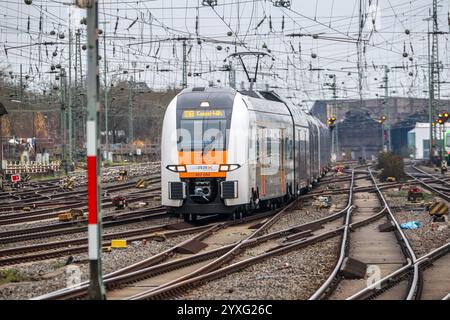 Fahrplanwechsel bei der Bahn: Geringer Nahverkehr - Verkehrsverbünde dünnen Fahrplan aus Eisenbahnverkehr in Dortmund HBF. RegionalExpress Zug RRX, Rhein-Ruhr-Express von National Express. RE11 Rhein-Hellweg-Express auf der Strecke Düsseldorf - Kassel-Wilhelmshöhe. Triebwagen vom Typ Siemens Desiro HC. Dortmund, Nordrhein-Westfalen, DEU, Deutschland, 15.12.2024 *** Bahnfahrplanwechsel weniger Nahverkehr Verkehrsverbände dünnen Fahrplan aus Bahnverkehr in Dortmund Hauptbahnhof Regionalexpress RRRX, Rhein Ruhr Express ab National Express RE11 Rhein Hellwe Stockfoto