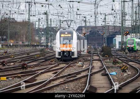 Fahrplanwechsel bei der Bahn: Geringer Nahverkehr - Verkehrsverbünde dünnen Fahrplan aus Eisenbahnverkehr in Dortmund HBF. RegionalExpress Zug RRX, Rhein-Ruhr-Express von National Express. RE11 Rhein-Hellweg-Express auf der Strecke Düsseldorf - Kassel-Wilhelmshöhe. Triebwagen vom Typ Siemens Desiro HC. Dortmund, Nordrhein-Westfalen, DEU, Deutschland, 15.12.2024 *** Bahnfahrplanwechsel weniger Nahverkehr Verkehrsverbände dünnen Fahrplan aus Bahnverkehr in Dortmund Hauptbahnhof Regionalexpress RRRX, Rhein Ruhr Express ab National Express RE11 Rhein Hellwe Stockfoto