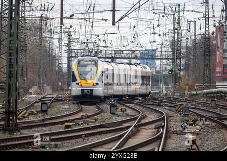 Fahrplanwechsel bei der Bahn: Geringer Nahverkehr - Verkehrsverbünde dünnen Fahrplan aus Eisenbahnverkehr in Dortmund HBF. RegionalExpress Zug der Eurobahn. RE3 Rhein-Emscher-Express auf der Strecke Hamm - Düsseldorf. Triebwagen vom Typ Stadler Flirt. Dortmund, Nordrhein-Westfalen, DEU, Deutschland, 15.12.2024 *** Bahnfahrplanwechsel weniger Nahverkehr Verkehrsverbände dünnen Fahrplan aus Bahnverkehr im Dortmunder Hauptbahnhof Regional-Schnellzug der Eurobahn RE3 Rhein Emscher Express auf der Hamm-Düsseldorf-Strecke Stadler Flirt-Triebwagen Dortmund, Nordrhein-Westfalen Stockfoto