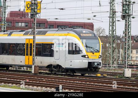 Fahrplanwechsel bei der Bahn: Geringer Nahverkehr - Verkehrsverbünde dünnen Fahrplan aus Eisenbahnverkehr in Dortmund HBF. RegionalExpress Zug der Eurobahn. RE3 Rhein-Emscher-Express auf der Strecke Hamm - Düsseldorf. Triebwagen vom Typ Stadler Flirt. Dortmund, Nordrhein-Westfalen, DEU, Deutschland, 15.12.2024 *** Bahnfahrplanwechsel weniger Nahverkehr Verkehrsverbände dünnen Fahrplan aus Bahnverkehr im Dortmunder Hauptbahnhof Regional-Schnellzug der Eurobahn RE3 Rhein Emscher Express auf der Hamm-Düsseldorf-Strecke Stadler Flirt-Triebwagen Dortmund, Nordrhein-Westfalen Stockfoto