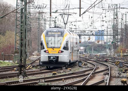 Fahrplanwechsel bei der Bahn: Geringer Nahverkehr - Verkehrsverbünde dünnen Fahrplan aus Eisenbahnverkehr in Dortmund HBF. RegionalExpress Zug der Eurobahn. RE3 Rhein-Emscher-Express auf der Strecke Hamm - Düsseldorf. Triebwagen vom Typ Stadler Flirt. Dortmund, Nordrhein-Westfalen, DEU, Deutschland, 15.12.2024 *** Bahnfahrplanwechsel weniger Nahverkehr Verkehrsverbände dünnen Fahrplan aus Bahnverkehr im Dortmunder Hauptbahnhof Regional-Schnellzug der Eurobahn RE3 Rhein Emscher Express auf der Hamm-Düsseldorf-Strecke Stadler Flirt-Triebwagen Dortmund, Nordrhein-Westfalen Stockfoto