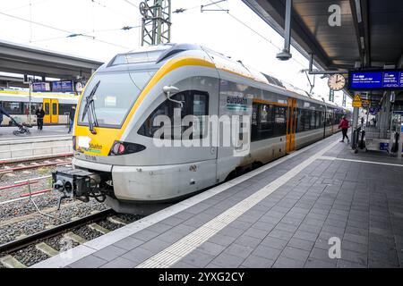 Fahrplanwechsel bei der Bahn: Geringer Nahverkehr - Verkehrsverbünde dünnen Fahrplan aus Eisenbahnverkehr in Dortmund HBF. RegionalExpress Zug der Eurobahn. RE3 Rhein-Emscher-Express auf der Strecke Düsseldorf - Hamm. Triebwagen vom Typ Stadler Flirt. Dortmund, Nordrhein-Westfalen, DEU, Deutschland, 15.12.2024 *** Bahnfahrplanwechsel weniger Nahverkehr Verkehrsverbände dünnen Fahrplan aus Bahnverkehr im Dortmunder Hauptbahnhof Regionalexpress der Eurobahn RE3 Rhein Emscher Express auf der Düsseldorfer Hamm-Strecke werden Stadler Flirt-Triebwagen eingesetzt Dortmund, Nordrhein-Westfalen Stockfoto