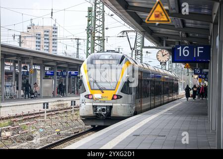 Fahrplanwechsel bei der Bahn: Geringer Nahverkehr - Verkehrsverbünde dünnen Fahrplan aus Eisenbahnverkehr in Dortmund HBF. RegionalExpress Zug der Eurobahn. RE3 Rhein-Emscher-Express auf der Strecke Düsseldorf - Hamm. Triebwagen vom Typ Stadler Flirt. Dortmund, Nordrhein-Westfalen, DEU, Deutschland, 15.12.2024 *** Bahnfahrplanwechsel weniger Nahverkehr Verkehrsverbände dünnen Fahrplan aus Bahnverkehr im Dortmunder Hauptbahnhof Regionalexpress der Eurobahn RE3 Rhein Emscher Express auf der Düsseldorfer Hamm-Strecke werden Stadler Flirt-Triebwagen eingesetzt Dortmund, Nordrhein-Westfalen Stockfoto