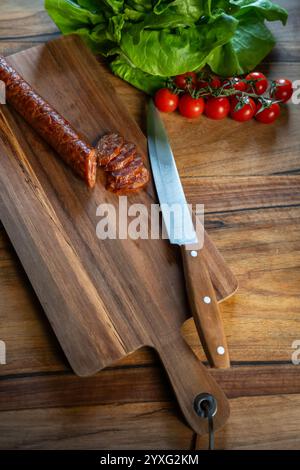 Getrocknete Schweineschnitzel auf einem Schneidebrett. Draufsicht. Stockfoto