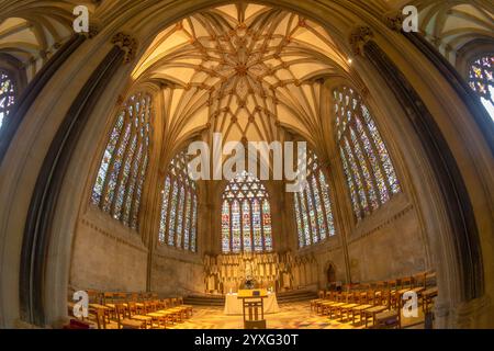 Wells Cathedral befindet sich im mittelalterlichen Herzen von Englands kleinster Stadt und ist die älteste englische Kathedrale, die zwischen 1175 und 1490 erbaut wurde Stockfoto