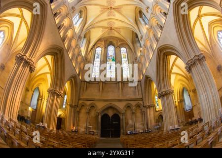 Wells Cathedral befindet sich im mittelalterlichen Herzen von Englands kleinster Stadt und ist die älteste englische Kathedrale, die zwischen 1175 und 1490 erbaut wurde Stockfoto