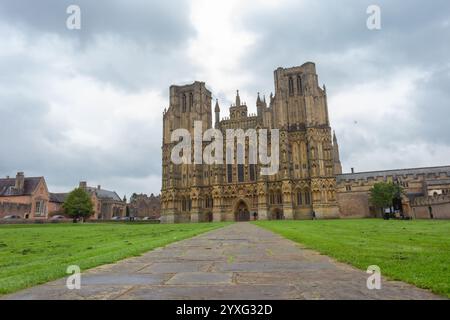 Wells Cathedral befindet sich im mittelalterlichen Herzen von Englands kleinster Stadt und ist die älteste englische Kathedrale, die zwischen 1175 und 1490 erbaut wurde Stockfoto