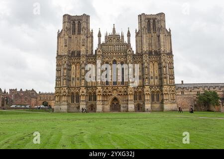 Wells Cathedral befindet sich im mittelalterlichen Herzen von Englands kleinster Stadt und ist die älteste englische Kathedrale, die zwischen 1175 und 1490 erbaut wurde Stockfoto