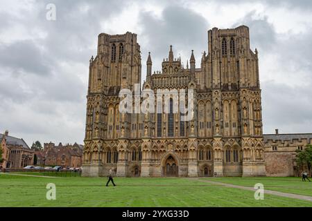 Wells Cathedral befindet sich im mittelalterlichen Herzen von Englands kleinster Stadt und ist die älteste englische Kathedrale, die zwischen 1175 und 1490 erbaut wurde Stockfoto