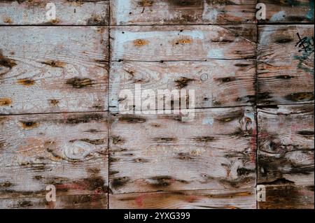 Alte Holzbretter an der Wand mit schwarzen Nagelflecken. Wird als Hintergrund verwendet Stockfoto