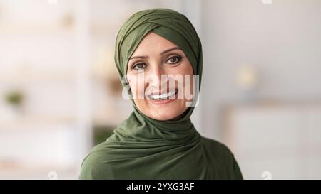 Porträt Einer Lächelnden Älteren Muslimischen Frau Im Traditionellen Hijab-Gebäude Stockfoto